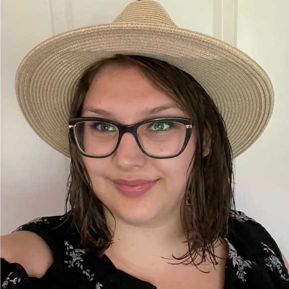 Meet your Posher, Ashlee - Picture 1 of 1